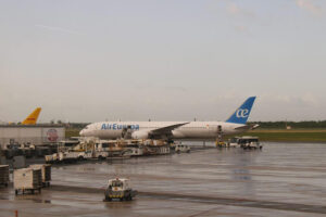 Fotografía cedida por Aerodom de un avión de la aerolínea Air Europa siendo inspeccionado este viernes, por una amenaza de bomba que resulto ser falsa, en el Aeropuerto Internacional de Las Américas, en Santo Domingo (República Dominicana). EFE/ Aerodom