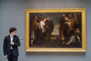 Un visitante observa una de las obras durante la presentación de la exposición de la Fundación BBVA 'Clásicos y modernos. Obras maestras de la Colección BBVA', uno de los conjuntos artísticos privados más importantes de España, y que se mostrarán hasta el 12 de octubre en el Palacio de San Nicolás que la entidad tiene en el Casco Viejo de Bilbao. EFE/Javier Zorrilla.