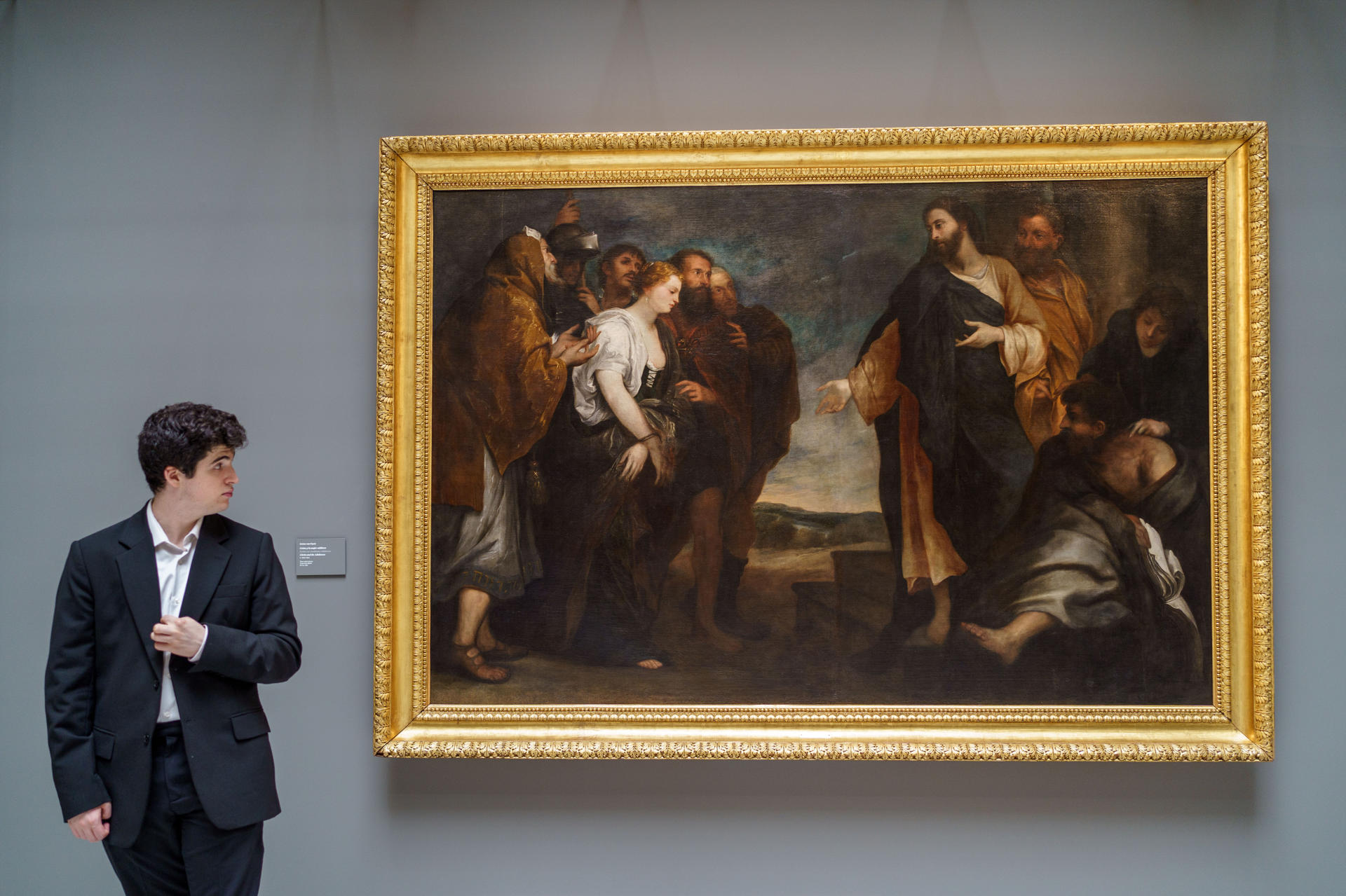 Un visitante observa una de las obras durante la presentación de la exposición de la Fundación BBVA 'Clásicos y modernos. Obras maestras de la Colección BBVA', uno de los conjuntos artísticos privados más importantes de España, y que se mostrarán hasta el 12 de octubre en el Palacio de San Nicolás que la entidad tiene en el Casco Viejo de Bilbao. EFE/Javier Zorrilla.
