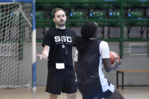 Alberto Antuña, entrenador de la selección femenina de baloncesto de Sudán del Sur, durante un entrenamiento en Segovia. EFE/Pablo Martín