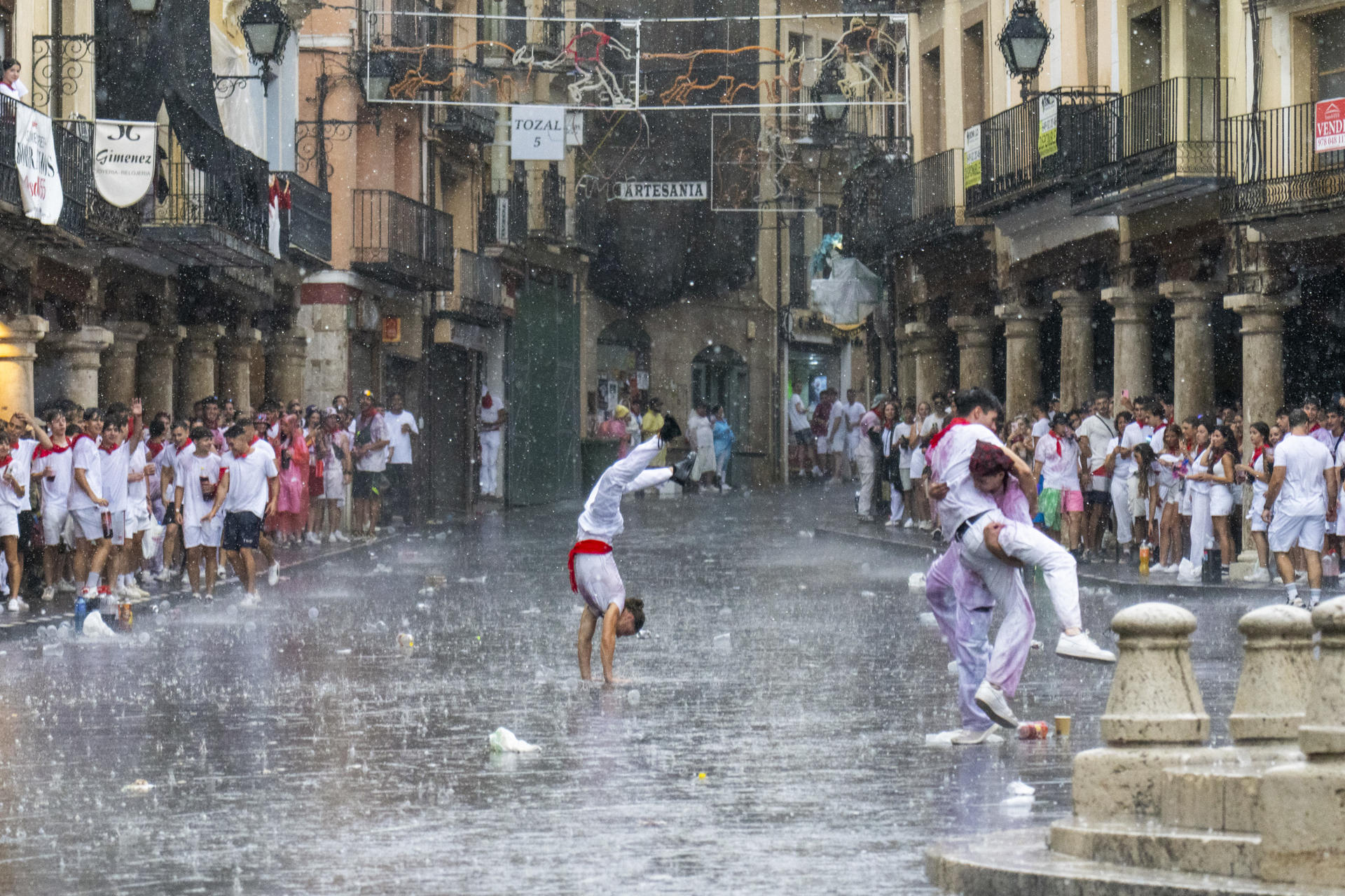Teruel vive este sábado su jornada más esperada del año con la puesta del pañuelo al Torico, el acto más simbólico y multitudinario de las Fiestas del Ángel, que marca el inicio oficial de los días grandes en la ciudad. EFE/ EFE/Antonio Garcia

