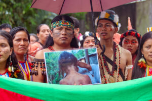 Integrantes de comunidades indígenas de la Amazonía ecuatoriana participan en una protesta este lunes, en El Coca (Ecuador). EFE/ Iván Izurieta