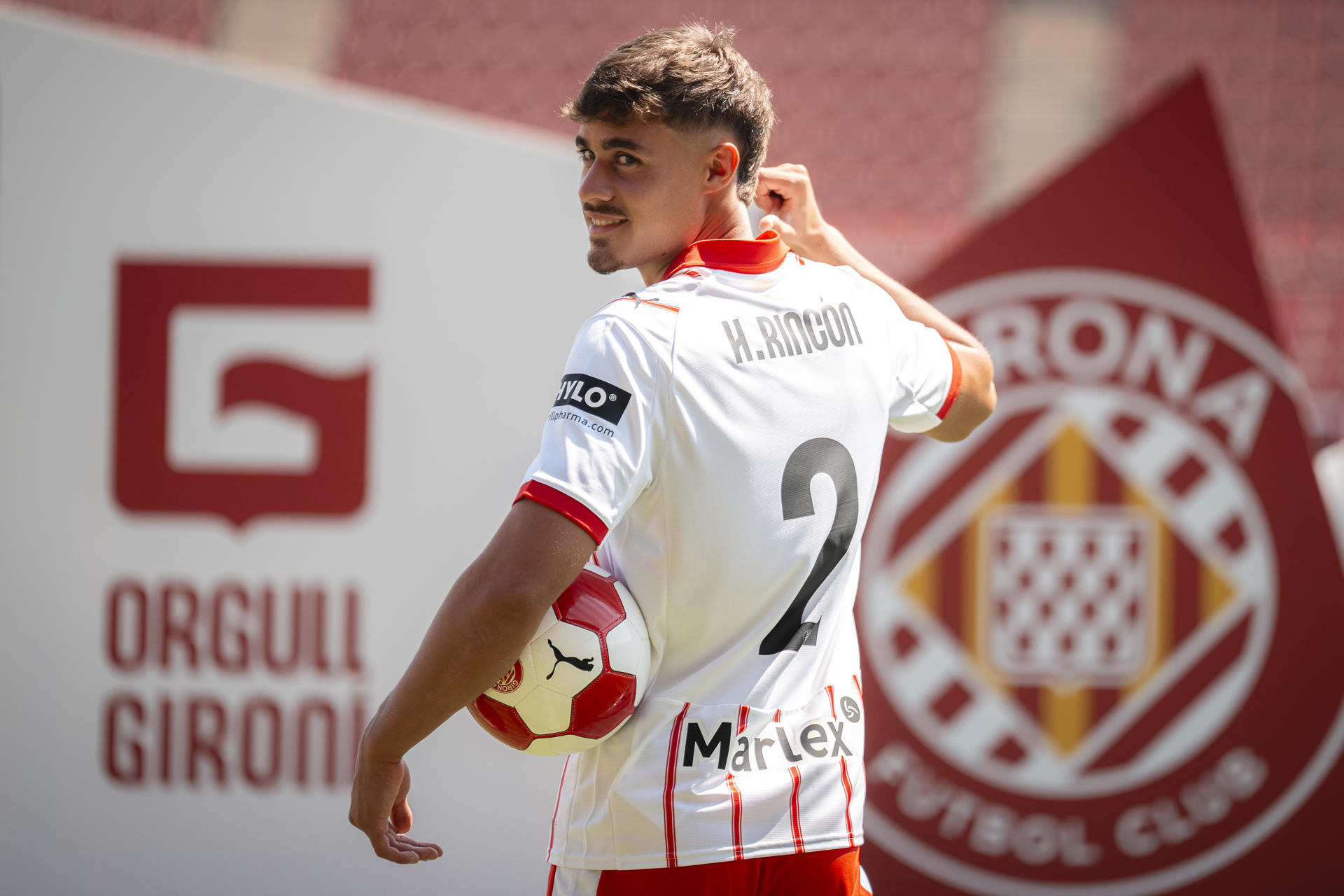 El jugador Hugo Rincón ha sido presentado este mediodía en el Estadio de Montilivi como nuevo jugador del Girona FC, Rincón llega al club catalán cedido por el Athletic Club de Bilbao. EFE/David Borrat.