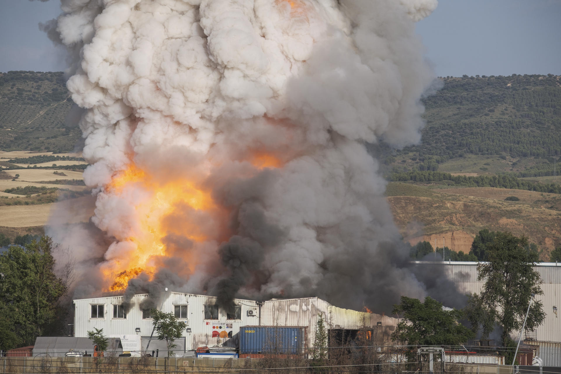 Imagen del incendio que se ha producido hoy viernes en la planta de reciclado de baterías de litio este viernes en Azuqueca de Henares (Guadalajara). EFE / Nacho Izquierdo.
