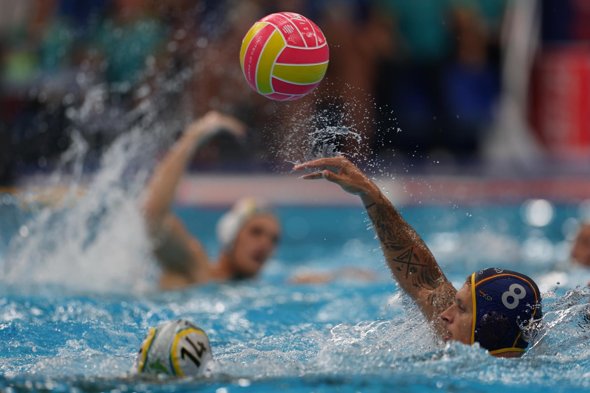 El español Cabanas Pagado (d) en acción durante el partido de waterpolo masculino entre Australia y España en los Campeonatos Mundiales de Natación Singapur 2025. EFE/EPA/FAZRY ISMAIL
