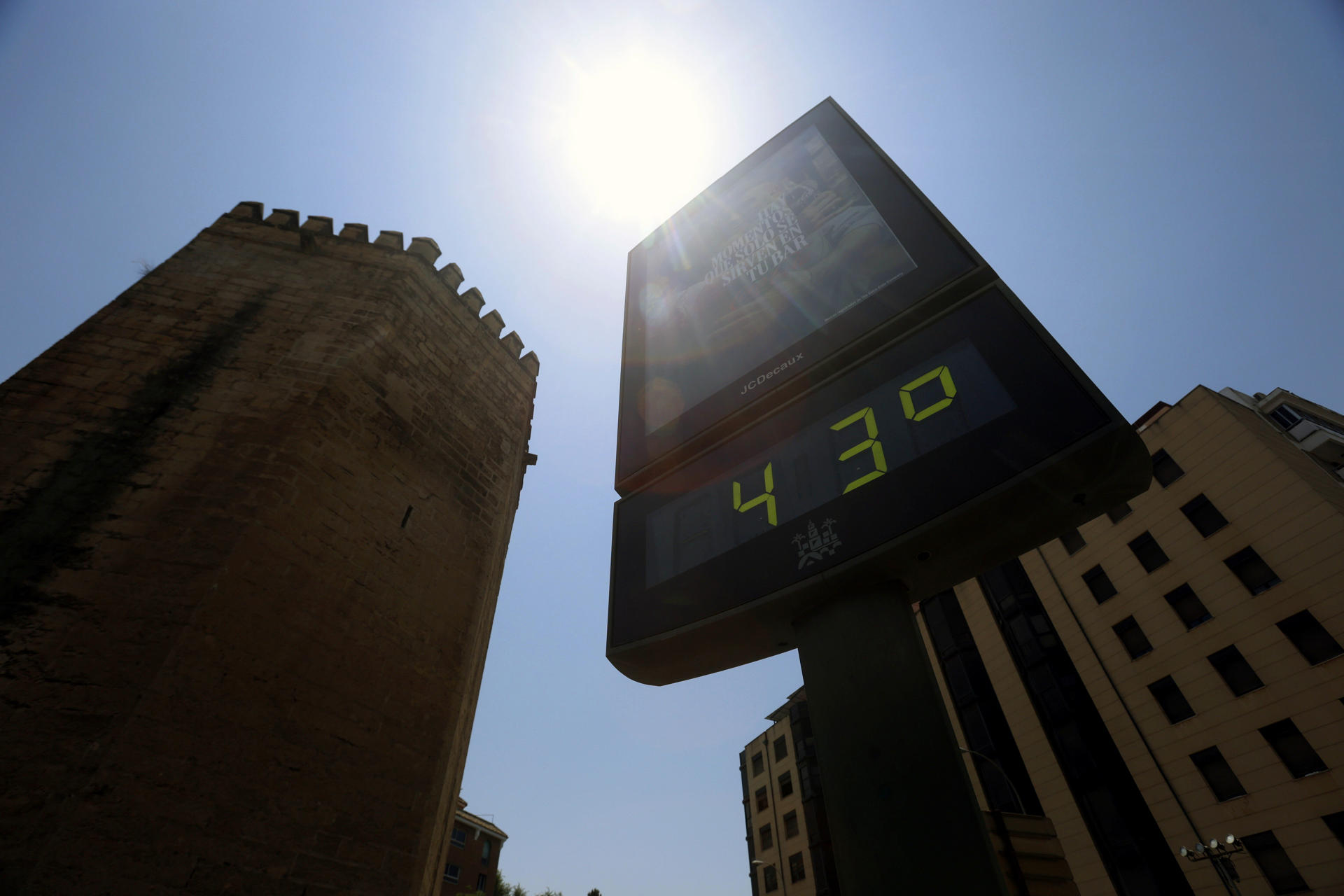 Un termómetro de calle en Córdoba marca 43 grados este martes. EFE/Salas