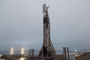 Fotografía cedida por SpaceX que muestra el cohete Falcon 9 en la plataforma de lanzamiento de la Base de la Fuerza Espacial Vandenberg en el Condado de Santa Barbara (EE.UU.). EFE/ SpaceX