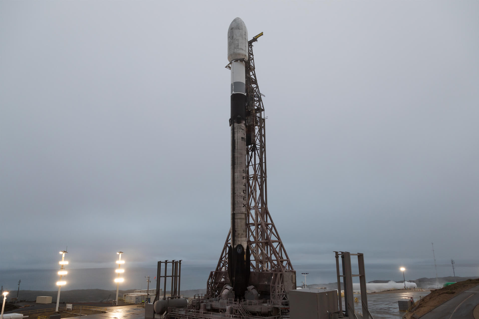 Fotografía cedida por SpaceX que muestra el cohete Falcon 9 en la plataforma de lanzamiento de la Base de la Fuerza Espacial Vandenberg en el Condado de Santa Barbara (EE.UU.). EFE/ SpaceX
