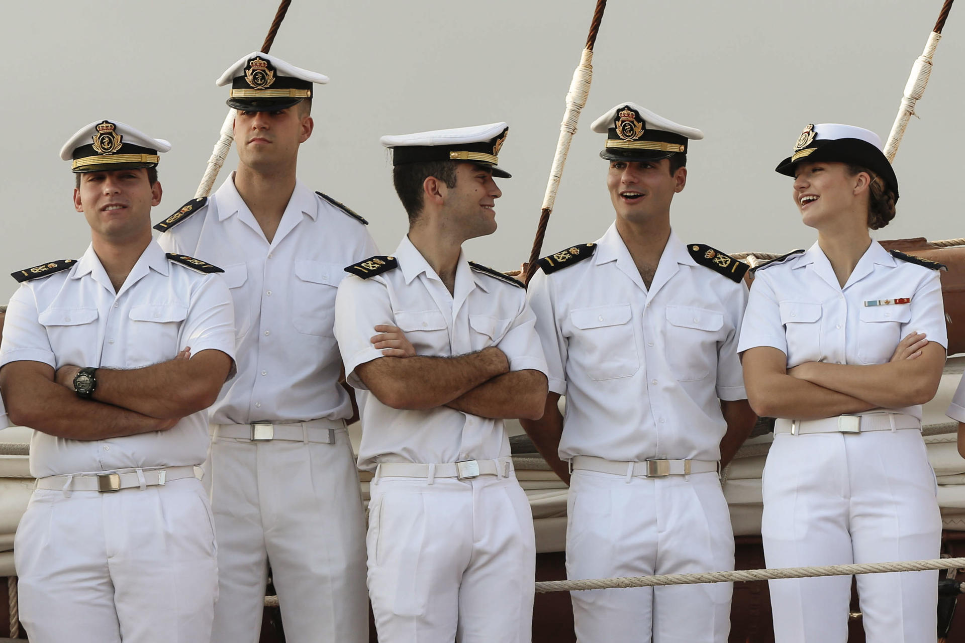 La princesa Leonor (d) llega a primera hora de este jueves al puerto de Gijón a bordo del buque escuela 'Juan Sebastián de Elcano', en el que se ha reencontrado con los 75 compañeros guardamarinas con los que comparte crucero de instrucción desde el pasado mes de enero. EFE/J.L. Cereijido

