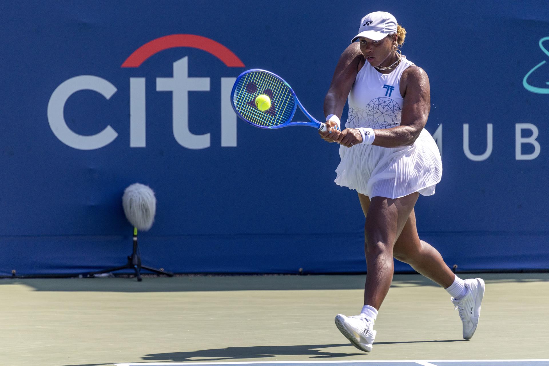 Taylor Townsend, de Estados Unidos, en acción contra Leylah Fernández, de Canadá, durante su partido de cuartos de final del Mubadala DC Citi Open en el William H.G. FitzGerald Tennis Center en Washington, DC (Estados Unidos). EFE/SHAWN THEW
