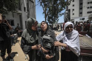 Una madre palestina llora abrazada a la mochila de su hijo asesinado a tiros en un punto de distribución de alimentos, en el Hospital Al-Shifa en la Ciudad de Gaza, en una imagen del 20 de julio de 2025. EFE/EPA/MOHAMMED SABER