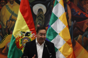 El presidente de Bolivia, Luis Arce, habla durante una rueda de prensa este martes, en Casa Grande del Pueblo en La Paz (Bolivia). EFE/ Luis Gandarillas