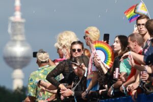 Manifestantes frente a la Torre de la Televisión de Berlín durante el 'CSD Berlín 2025', este sábado 26 de julio de 2025, bajo el lema '¡Nunca más en silencio!'. (Alemania) EFE/EPA/CLEMENS BILAN