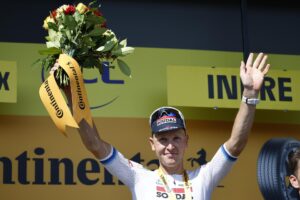 El belga Tim Merlier tras ganar el esprint de Châteauroux. EFE/EPA/MARTIN DIVISEK