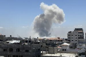 Vista general de la ciudad de Gaza este tras un bombardeo israelí. EFE/ Ahmad Awad
