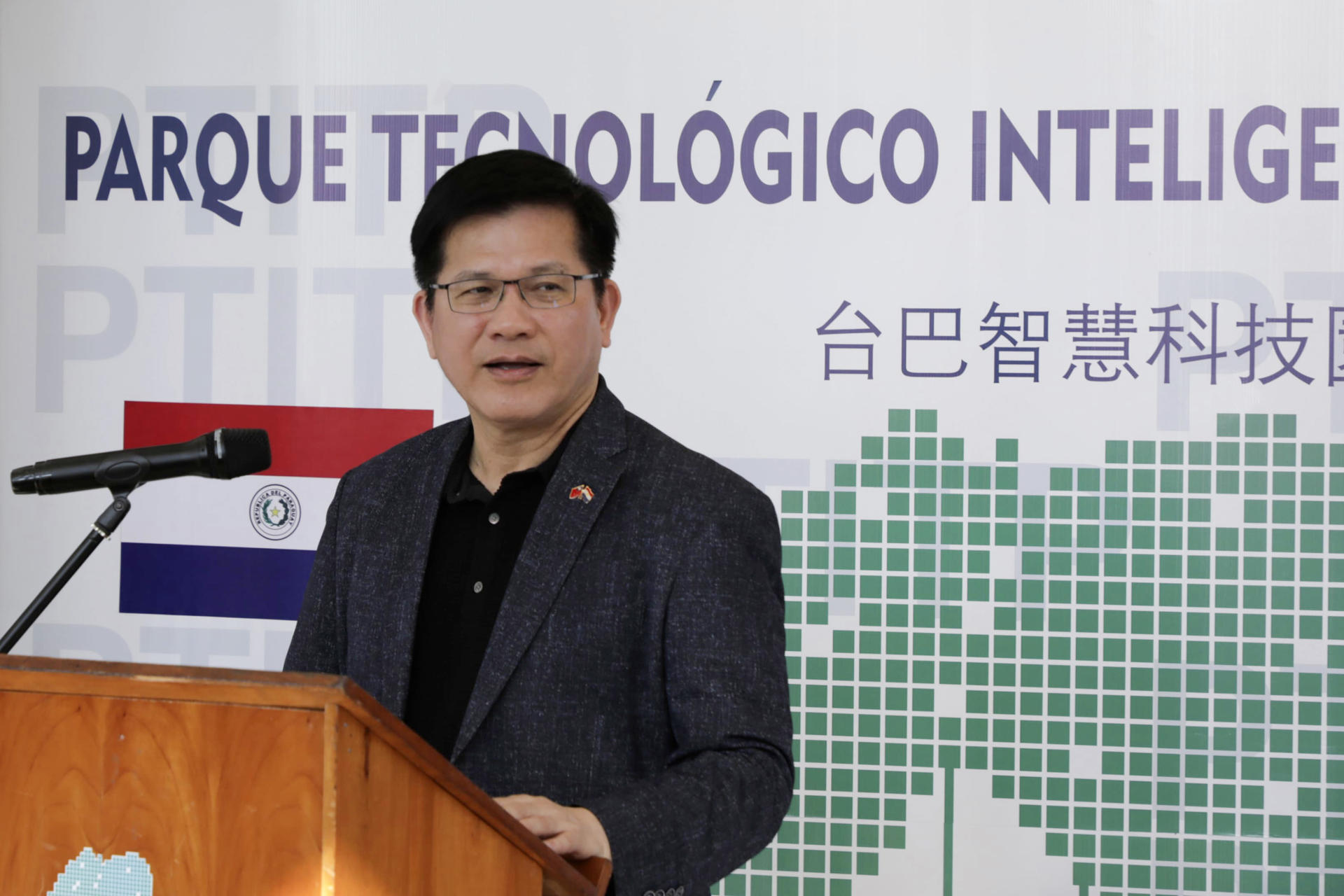 Fotografía cedida por el Ministerio de Relaciones Exteriores de Paraguay del canciller de Taiwán, Lin Chia-lung, hablando durante un recorrido en el Parque Tecnológico Inteligente Taiwán Paraguay este 12 de julio de 2025, en Hernandarias (Paraguay). EFE/ Ministerio de Relaciones Exteriores de Paraguay