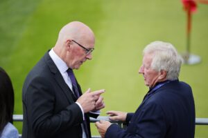 El Primer Ministro de Escocia, John Swinney (izq.), asiste a la ceremonia de apertura del Trump International Golf Links en Balmedie, Escocia, Gran Bretaña, el 29 de julio de 2025. Este es el último día de la visita privada a Escocia del Presidente Trump. (Reino Unido) EFE/EPA/TOLGA AKMEN