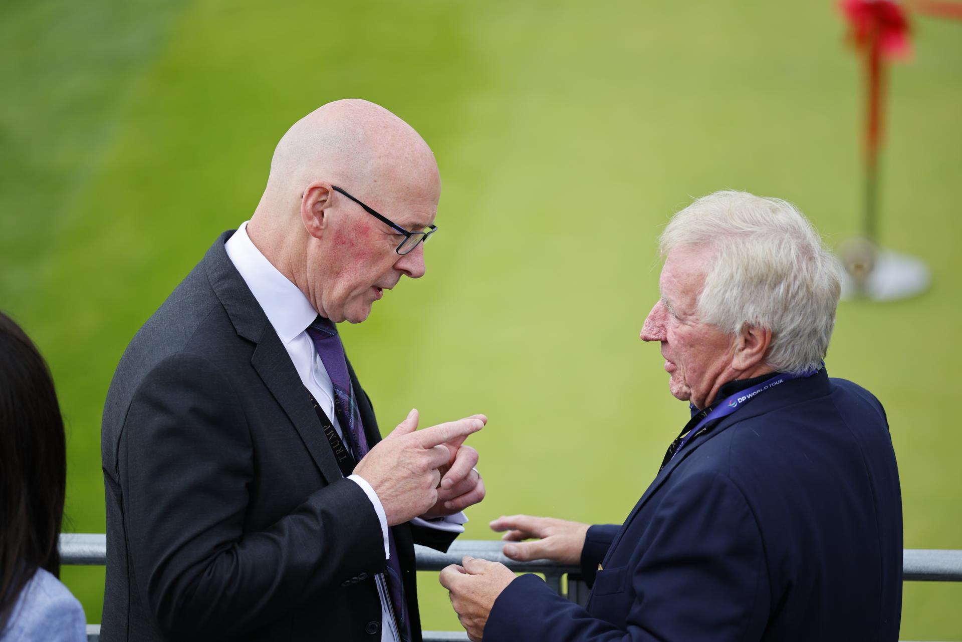 El Primer Ministro de Escocia, John Swinney (izq.), asiste a la ceremonia de apertura del Trump International Golf Links en Balmedie, Escocia, Gran Bretaña, el 29 de julio de 2025. Este es el último día de la visita privada a Escocia del Presidente Trump. (Reino Unido) EFE/EPA/TOLGA AKMEN