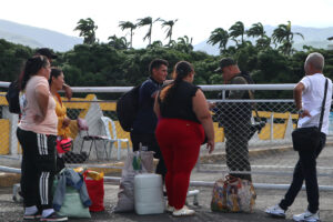 Fotografía de archivo en donde se ven venezolanos en el puente Internacional Simón Bolívar, que une a Colombia con Venezuela. EFE/Mario Caicedo