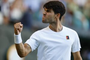 Carlos Alcaraz en acción durante el partido de tercera ronda contra Jan Lennard Struff, en Wimbledon. EFE/EPA/TOLGA AKMEN