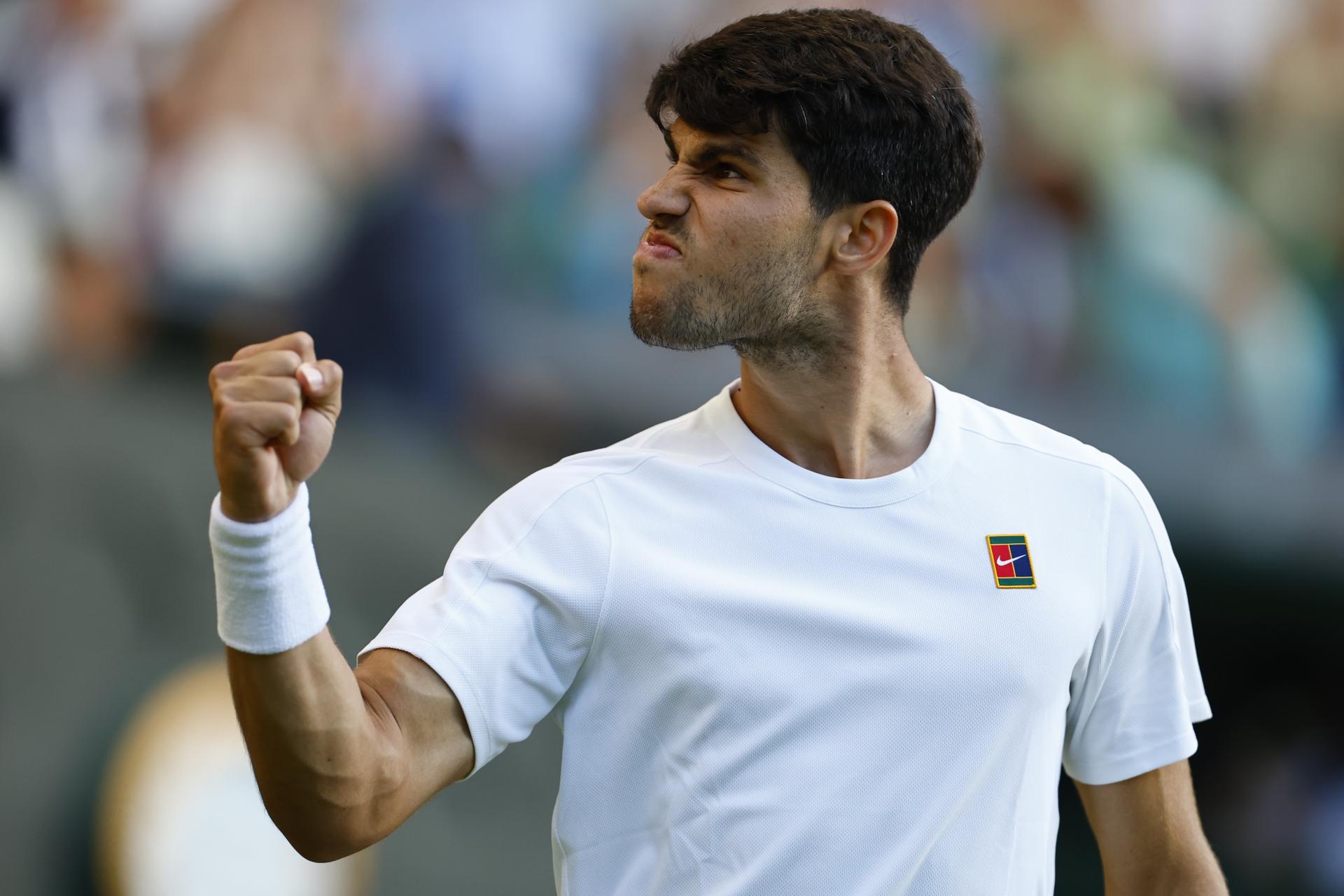 Carlos Alcaraz en acción durante el partido de tercera ronda contra Jan Lennard Struff, en Wimbledon. EFE/EPA/TOLGA AKMEN