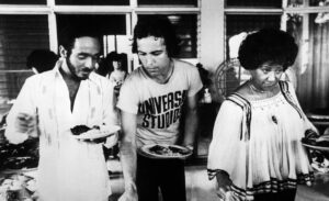 Fotografía del 23 de junio de 1982 que muestra a Willie Colón y Rubén Blades en compañía de Celia Cruz. EFE