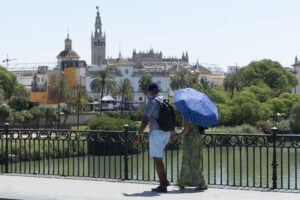 Una pareja pasea bajo el sol en Sevilla este domingo. EFE/ David Arjona
