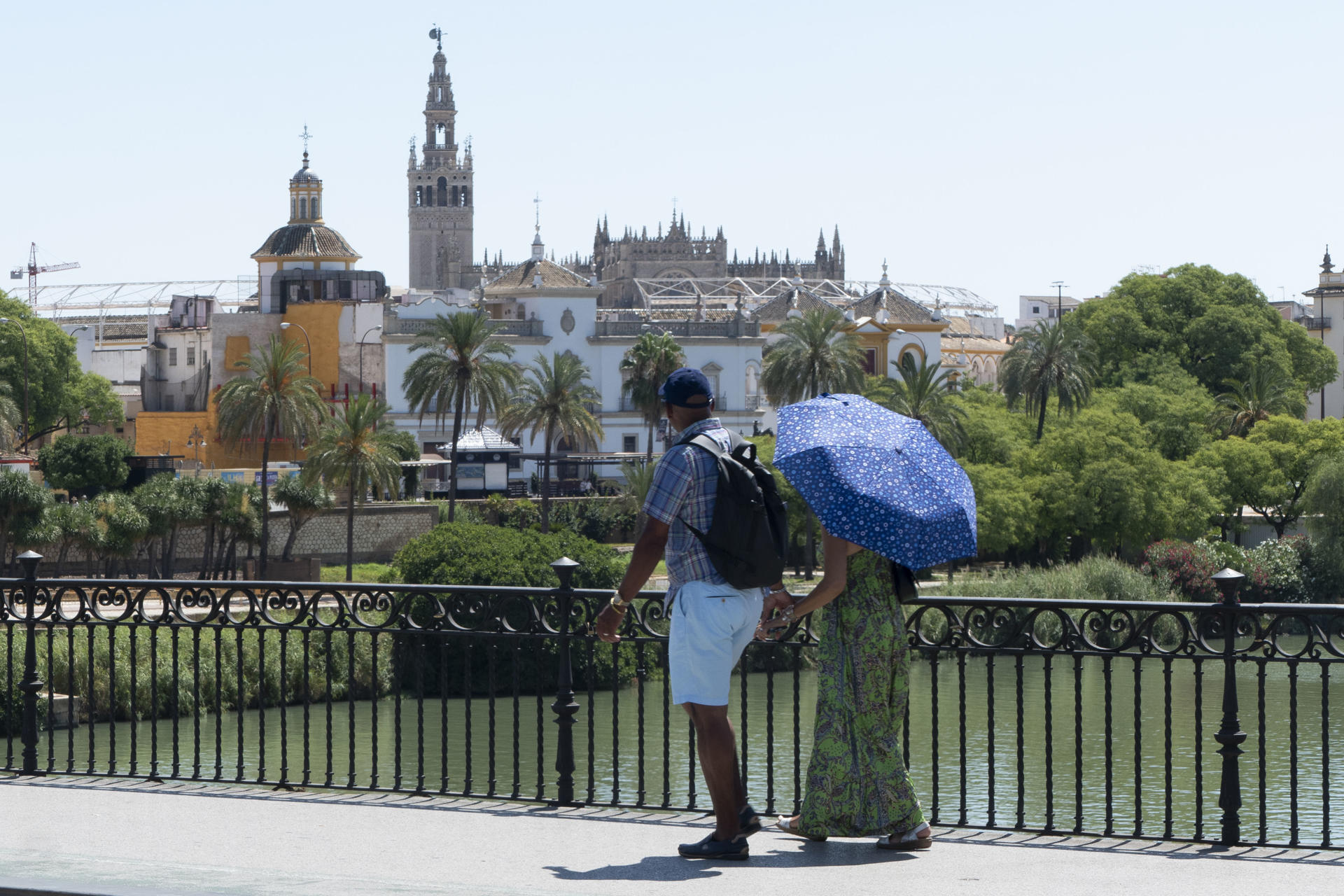 Una pareja pasea bajo el sol en Sevilla este domingo. EFE/ David Arjona