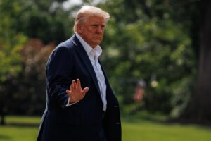 El presidente de Estados Unidos, Donald Trump, visitó este viernes las zonas afectadas por las devastadoras inundaciones en Texas y desestimó las dudas sobre las carencias en el sistema de alertas de emergencia en la región. EFE/EPA/SAMUEL CORUM / POOL