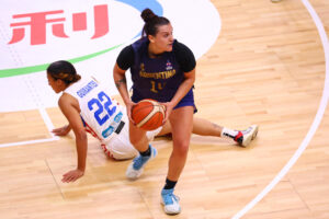 Fotografía cedida por el Instituto Nacional de Deportes de Arella Guirantes (i) de Puerto Rico disputando un balón con Florencia Chagas de Argentina. EFE/Marcelo Hernande/Instituto Nacional de Deportes