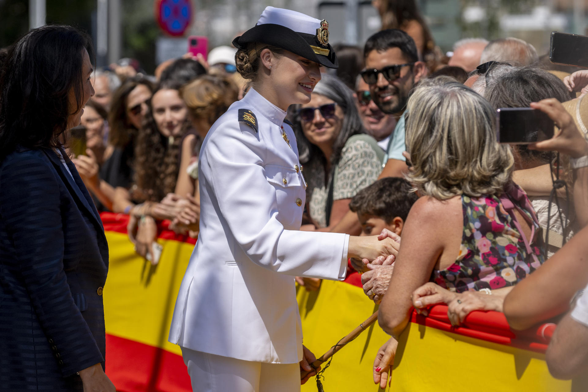 La princesa Leonor, que ha recibido este lunes en Marín (Pontevedra) el título de Hija Adoptiva de la localidad, saluda al público congregado. EFE/ Brais Lorenzo