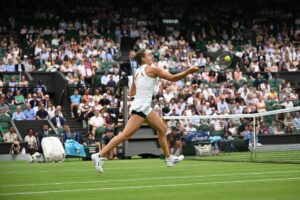 La bielorrusa Aryna Sabalenka (en la imagen) continúa su camino hacia el título de Wimbledon y ya está en cuartos de final del torneo tras deshacerse de la belga Elise Mertens por 6-4 y 7-6 (4). EFE/EPA/DANIEL HAMBURY EDITORIAL USE ONLY