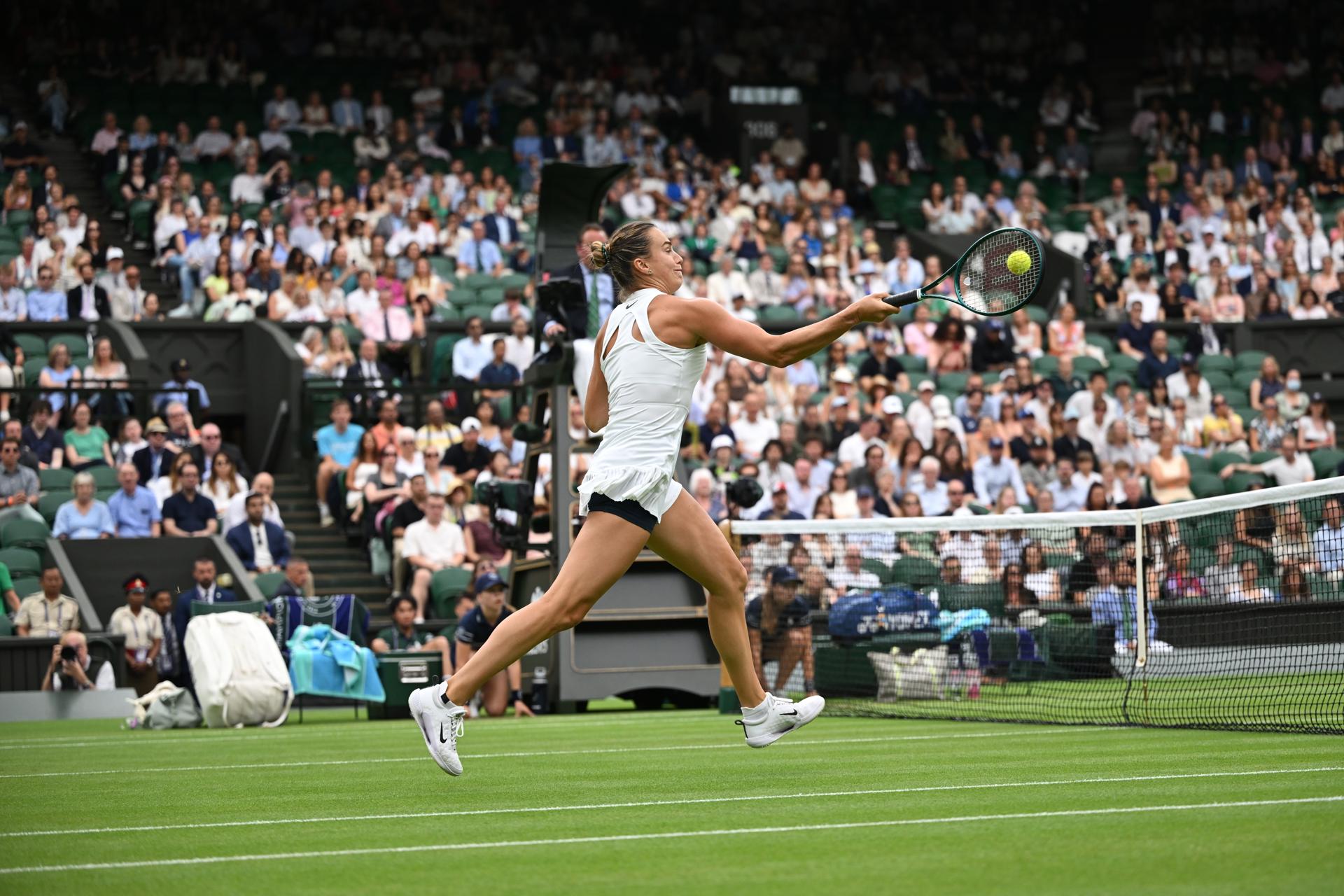 La bielorrusa Aryna Sabalenka (en la imagen) continúa su camino hacia el título de Wimbledon y ya está en cuartos de final del torneo tras deshacerse de la belga Elise Mertens por 6-4 y 7-6 (4). EFE/EPA/DANIEL HAMBURY EDITORIAL USE ONLY