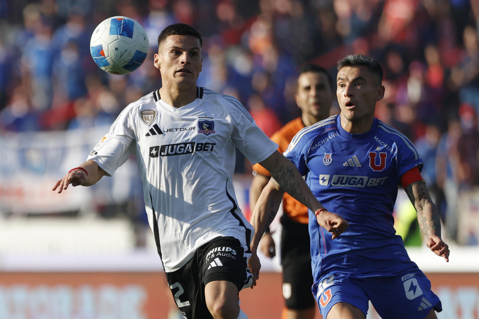 Charles Aranguiz (d), de Universidad de Chile, disputa el balón con Lucas Cepeda, de Colo Colo. EFE/Elvis González