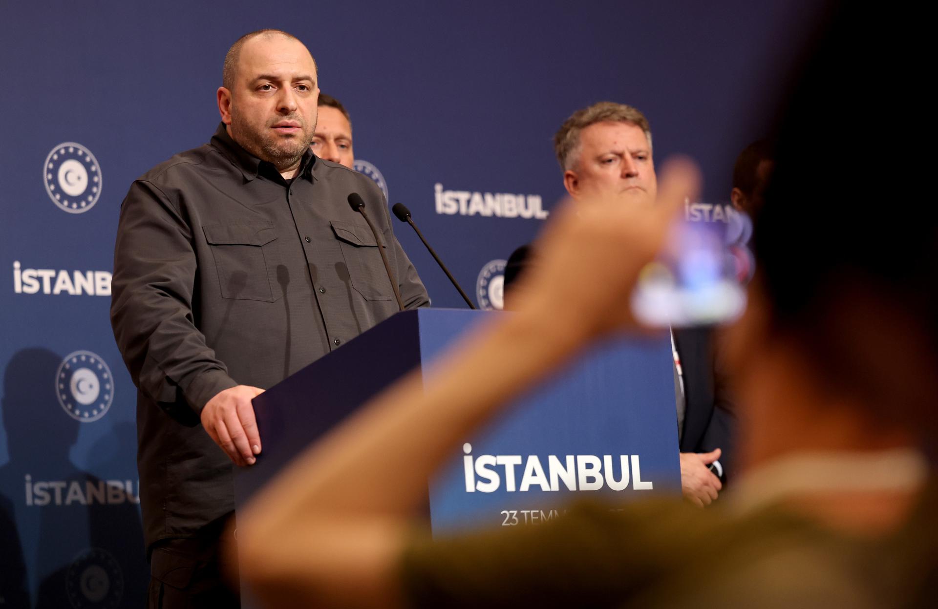 El secretario del Consejo de Seguridad Nacional y Defensa de Ucrania, Rustem Umerov, se dirige a los medios durante una conferencia de prensa tras la nueva ronda de negociaciones de paz entre Rusia y Ucrania. Estambul, Turquía, 23 de julio de 2025. (Rusia, Turquía, Ucrania, Estambul)EFE/EPA/TOLGA BOZOGLU
