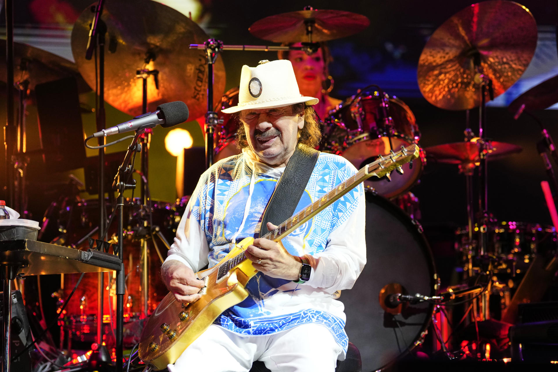 El músico mexicano Carlos Santana durante el concierto que ha ofrecido hoy sábado en el Palau Sant Jordi de Barcelona, incluido en su ´Oneness Tour´. EFE/Alejandro García.
