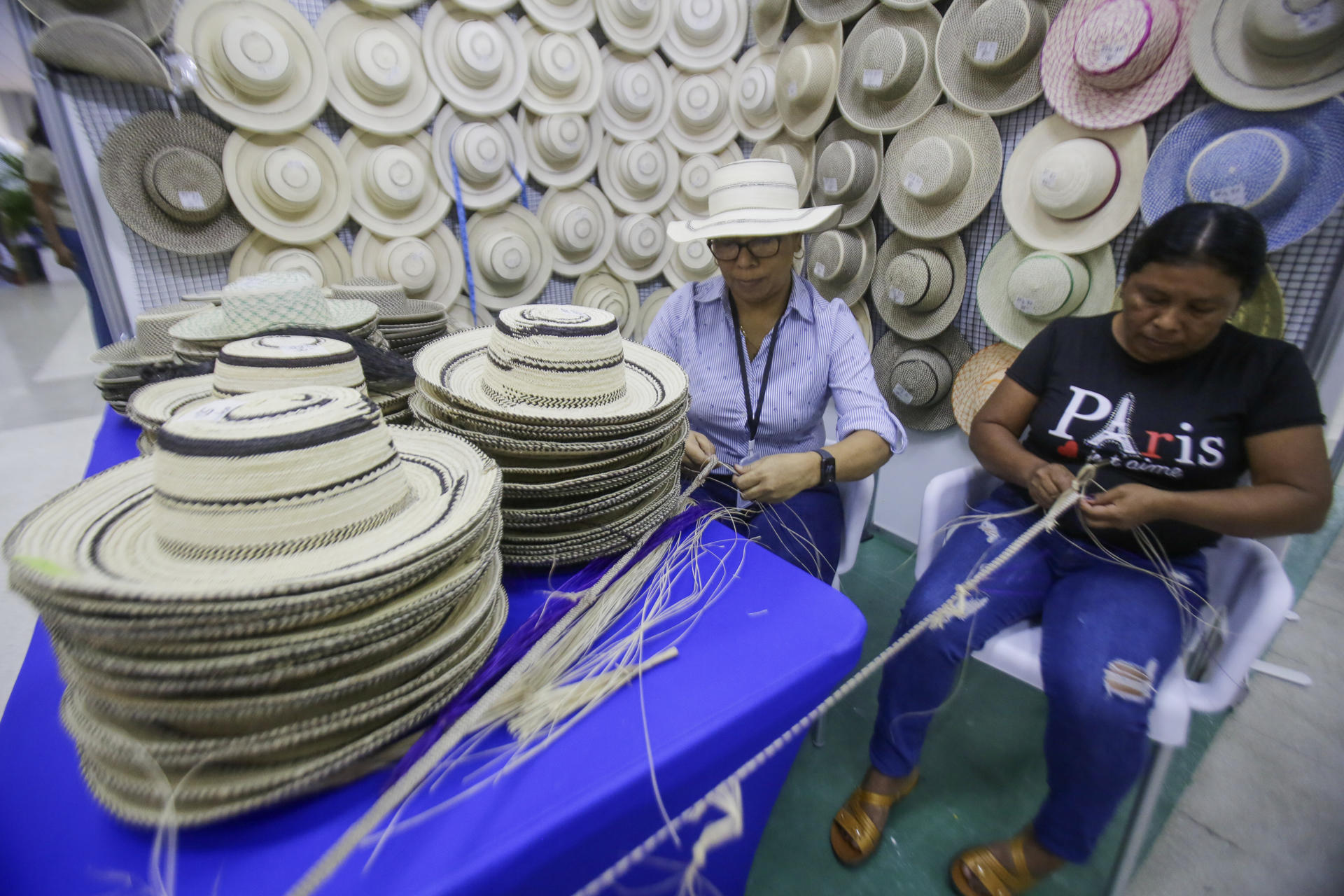 Artesanos elaboran sombreros tradicionales este miércoles, en la 45ª Feria Nacional de Artesanías, Centro de Convenciones de ATLAPA, Ciudad de Panamá (Panamá). EFE/Carlos Lemos

