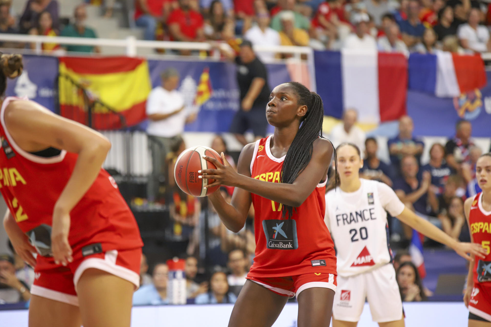 La jugadora de la selección española, Sara Okeke, en un tiro libre durante el encuentro correspondiente a la semifinal de la Eurocopa Sub 18 que han disputado España y Francia en Santa Cruz de la Palma. EFE/ Luis G Morera
