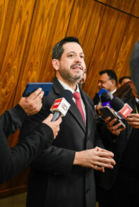 Fotografía cedida por la Cámara de Diputados de Paraguay del presidente de la Cámara de Diputados, Raúl Latorre, hablando con la prensa este martes, en Asunción (Paraguay). EFE/ Cámara de Diputados de Paraguay