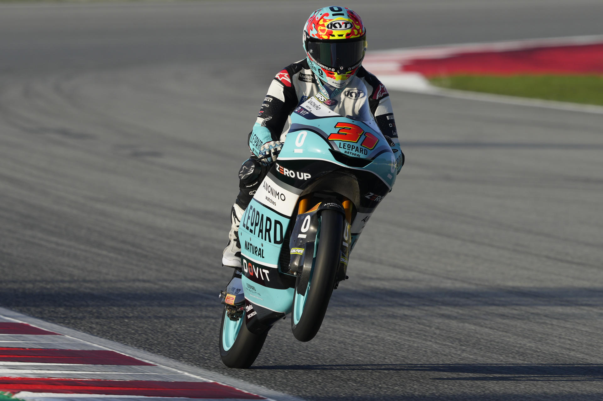 Fotografía de Alberto Estévez, en la que puede verse en una imagen de archivo del 16 de noviembre de 2024 al piloto español de Moto3 Adrián Fernández (Honda). EFE