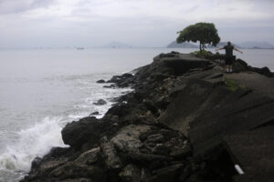 Fotografía del oleaje en la bahía de Panamá este miércoles, en Ciudad de Panamá (Panamá). EFE/ Carlos Lemos
