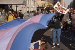 Fotografía de archivo en donde personas cargan una bandera con los colores de la comunidad transgénero. EFE/SARAH YENESEL