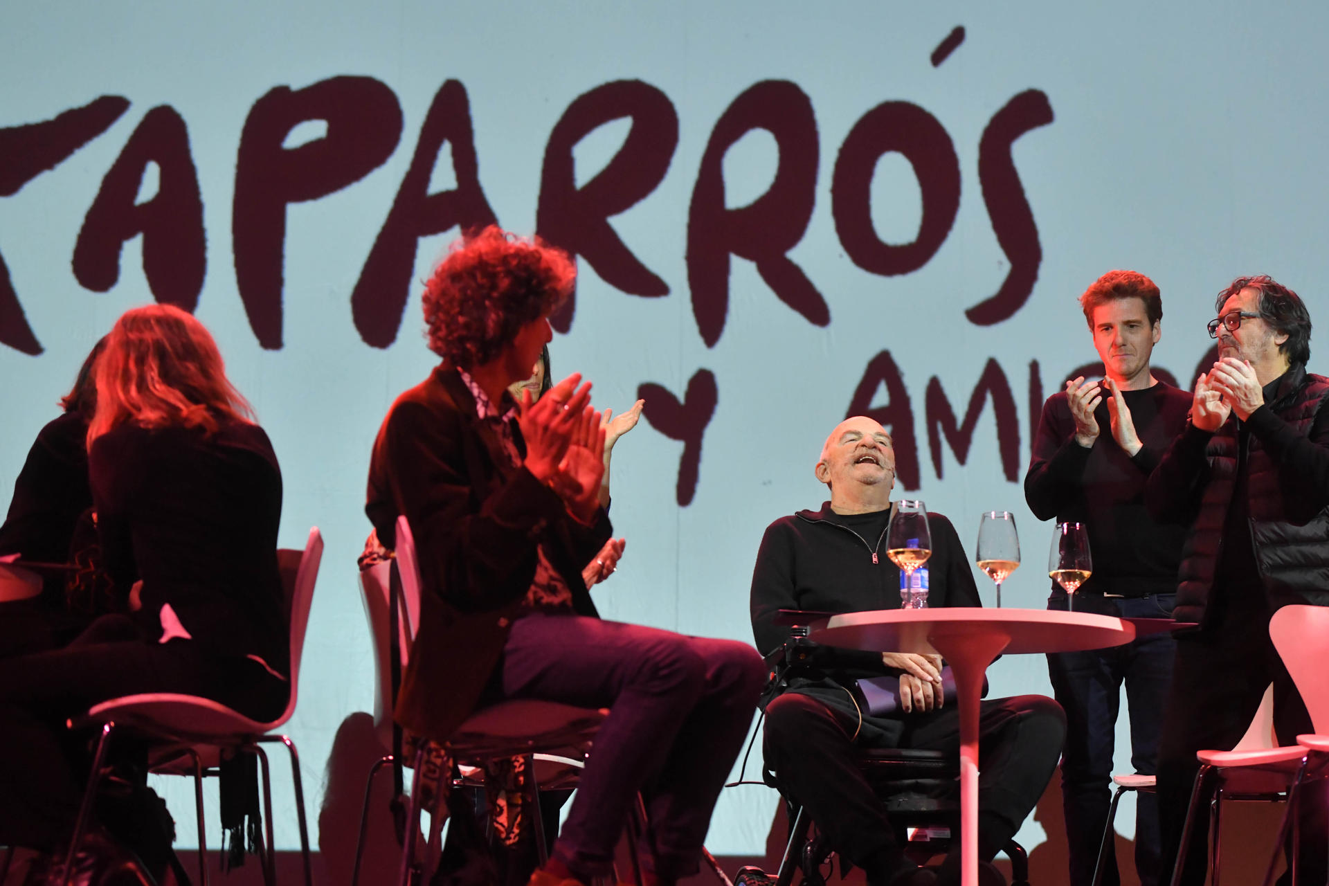El escritor y periodista argentino Martín Caparrós (3-d) asiste a un homenaje este jueves, en el Teatro Alvear en Buenos Aires (Argentina). EFE/ Martín Quintana