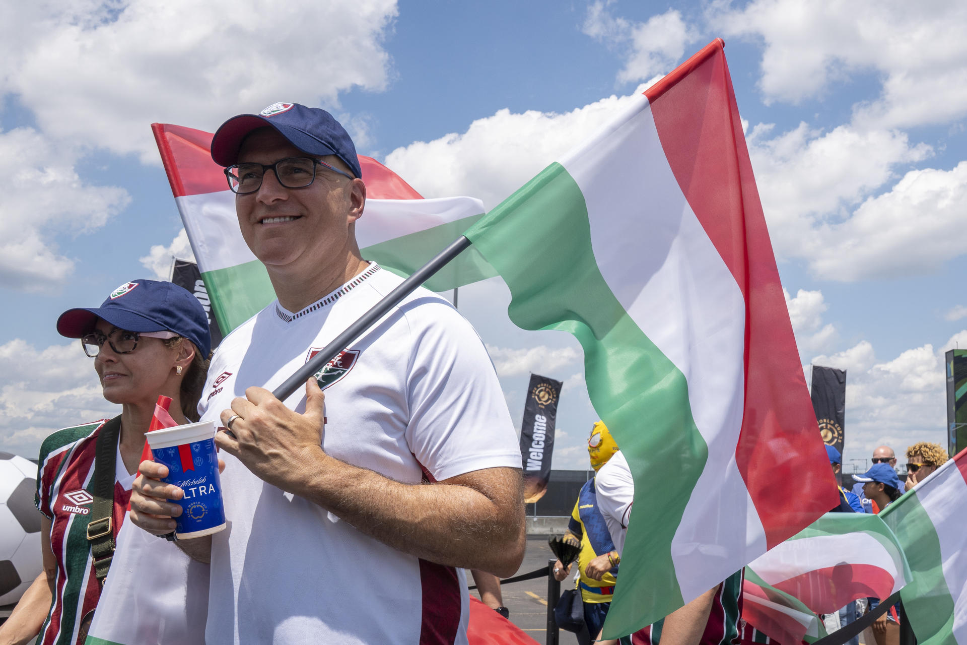 Un hincha de Fluminense sostiene una bandera previo a la semifinal del Mundial de Clubes ante Chelsea. EFE/ Ángel Colmenares