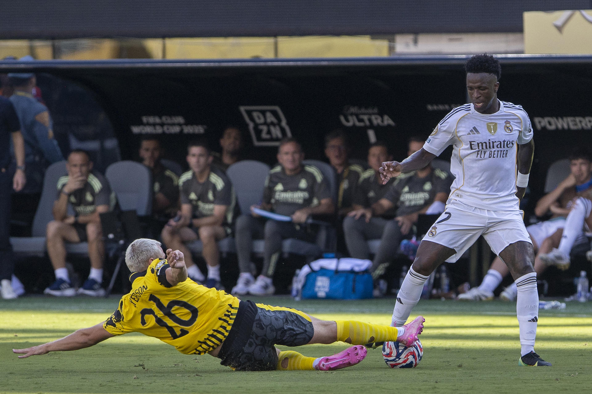 El delantero del Real Madrid Vinícius Júnior (d) disputa el balón con Julian Ryerson del Borussia Dortmund durante el partido que clasificó este sábado en Nueva Jersey a las semifinales del Mundial de Clubes. EFE/Ángel Colmenares