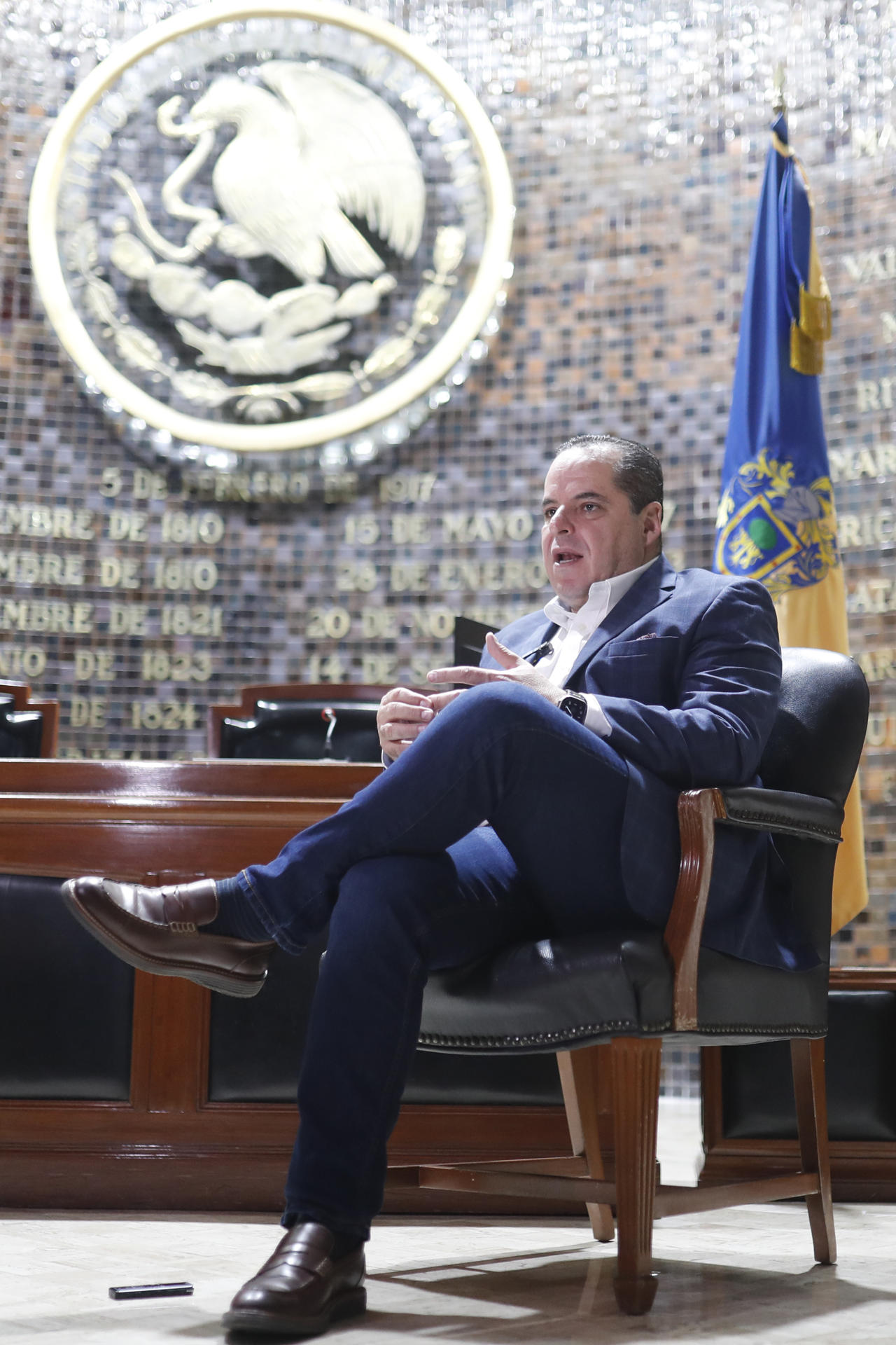 El diputado del partido Hagamos, Enrique Velázquez, habla durante una entrevista con EFE, este viernes en la ciudad de Guadalajara, en Jalisco (México). EFE/Francisco Guasco