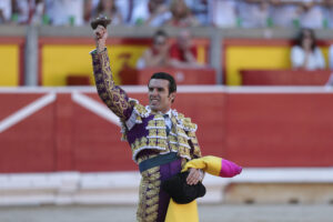 El torero Emilio de Justo corta una oreja a su primer toro de la tarde en la sexta de abono de la Feria de Toro de los Sanfermines 2025 con toros de la ganadería madrileña de Victoriano del Río Cortés y en la que comparte cartel con los diestros Sebastián Castella y Borja Jiménez. EFE/J.P. Urdíroz