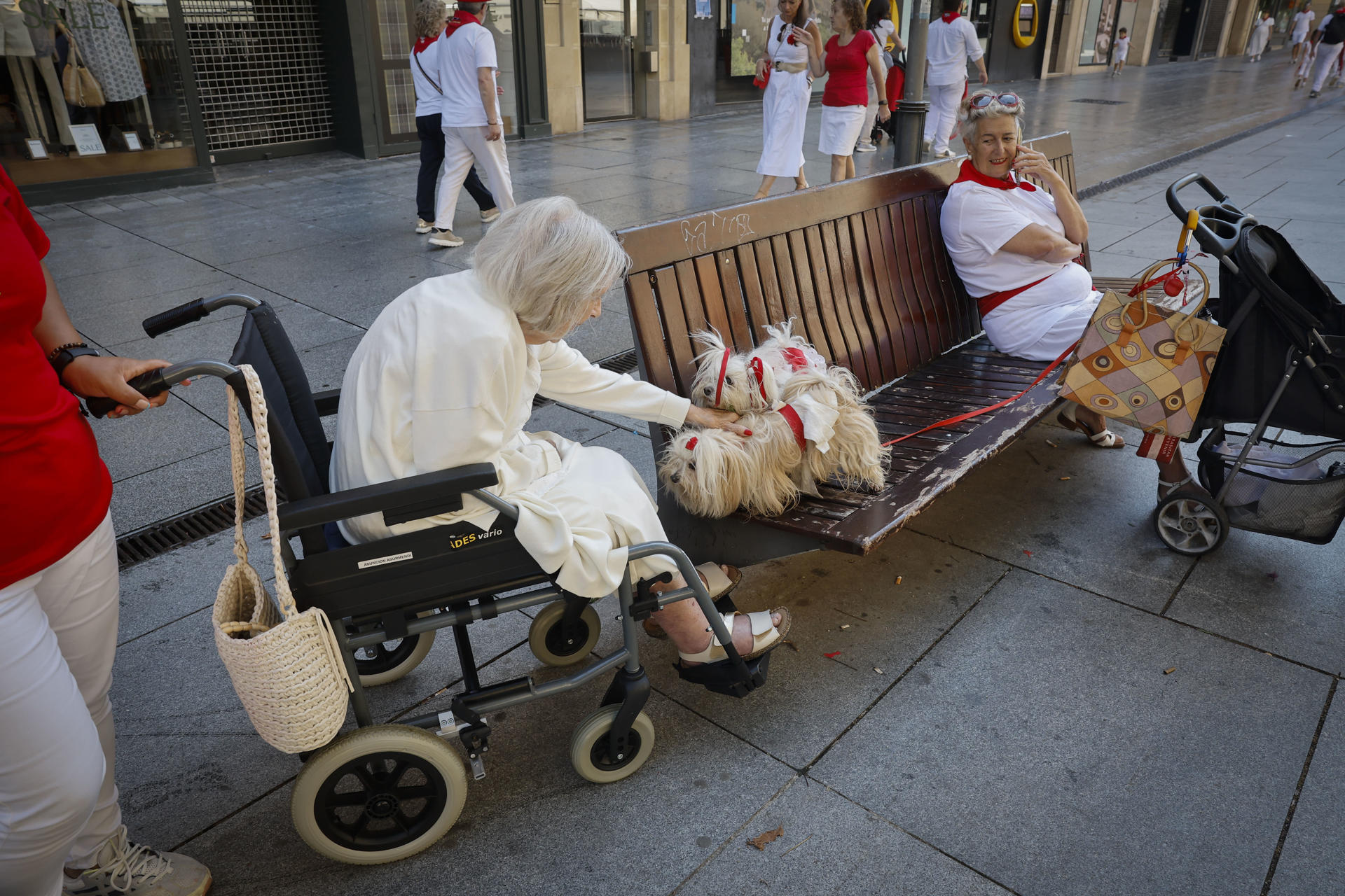 Los Sanfermines, como todo el mundo sabe, son las fiestas de Pamplona, pero la realidad es que el Casco Viejo y el centro de la ciudad siguen acaparando la mayoría de actos festivos, una situación que ha llevado a algunos, incluso al propio Ayuntamiento, a plantearse la conveniencia de ‘descentralizar’ o llevar al menos algunas actividades a los barrios. EFE/ Villar López