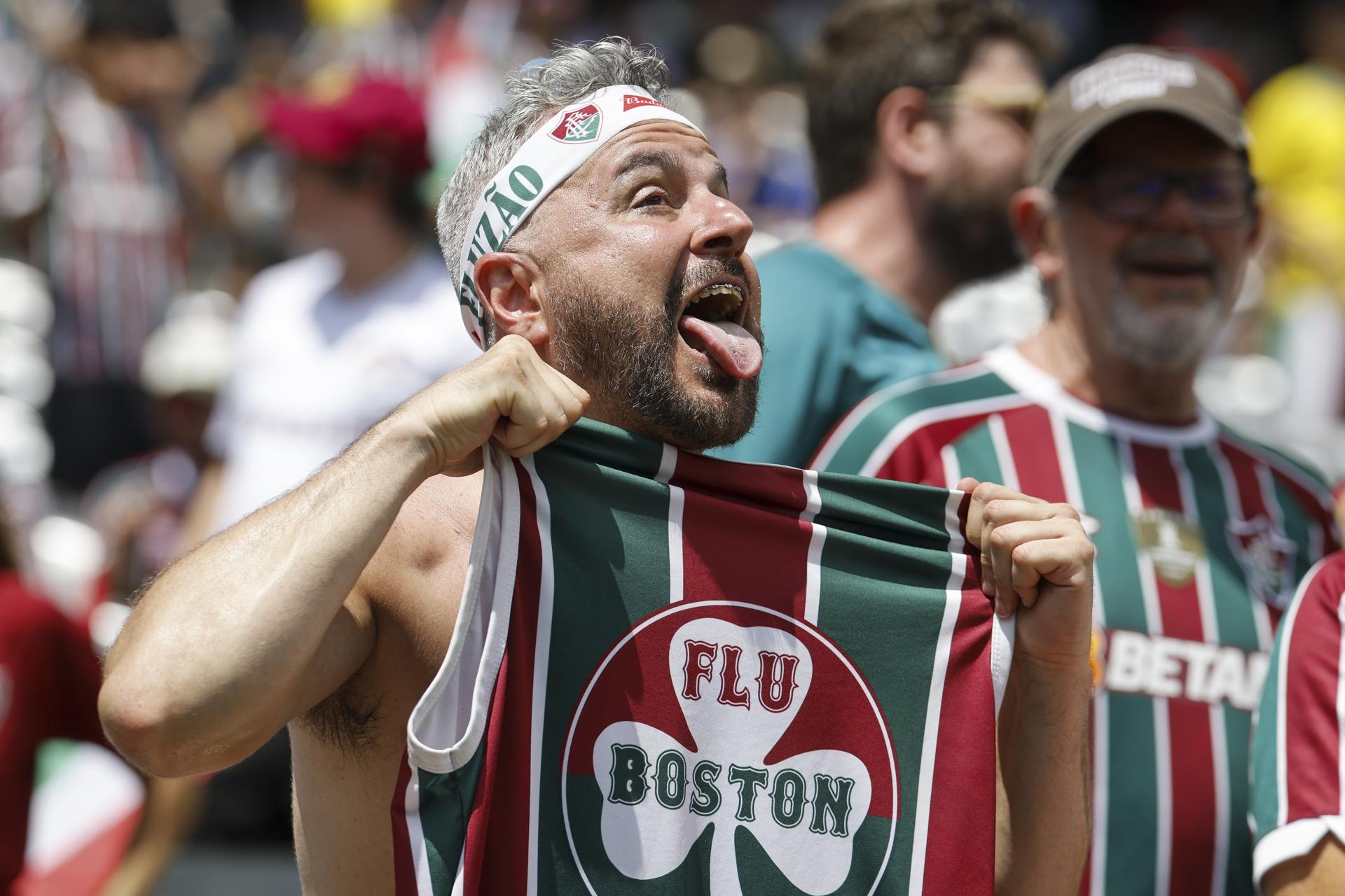 Un hincha de Fluminense sostiene una camiseta del FLU previo a la semifinal del Mundial de Clubes ante Chelsea. EFE/CJ GUNTHER