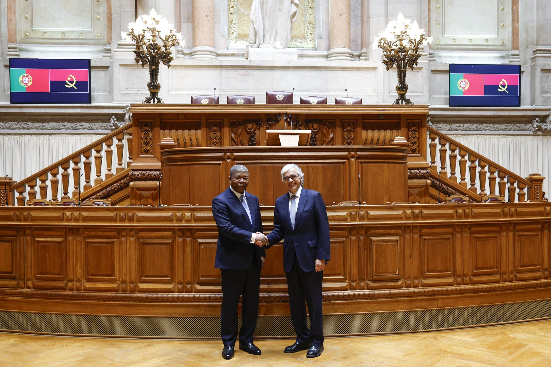 LISBON (Portugal), 25/07/2025.- Portugal's Assembly of the Republic President Jose Pedro Aguiar-Branco (R) greets Angola's President Joao Lourenco (L) during the welcome ceremony at the Portuguese Parliament in Lisbon, Portugal, 25 July 2025. (Lisboa) EFE/EPA/ANTONIO PEDRO SANTOS
